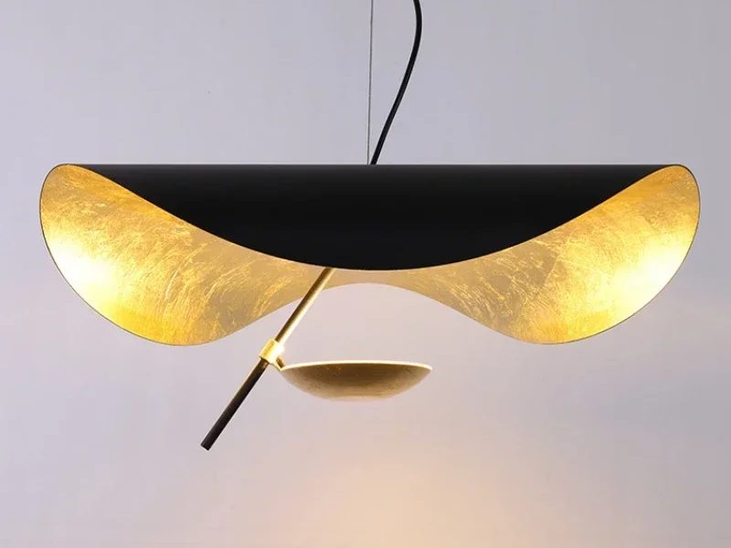 Suspension chapeau volant, laque noire a l'exterieur et feuille d'or a l'interieur